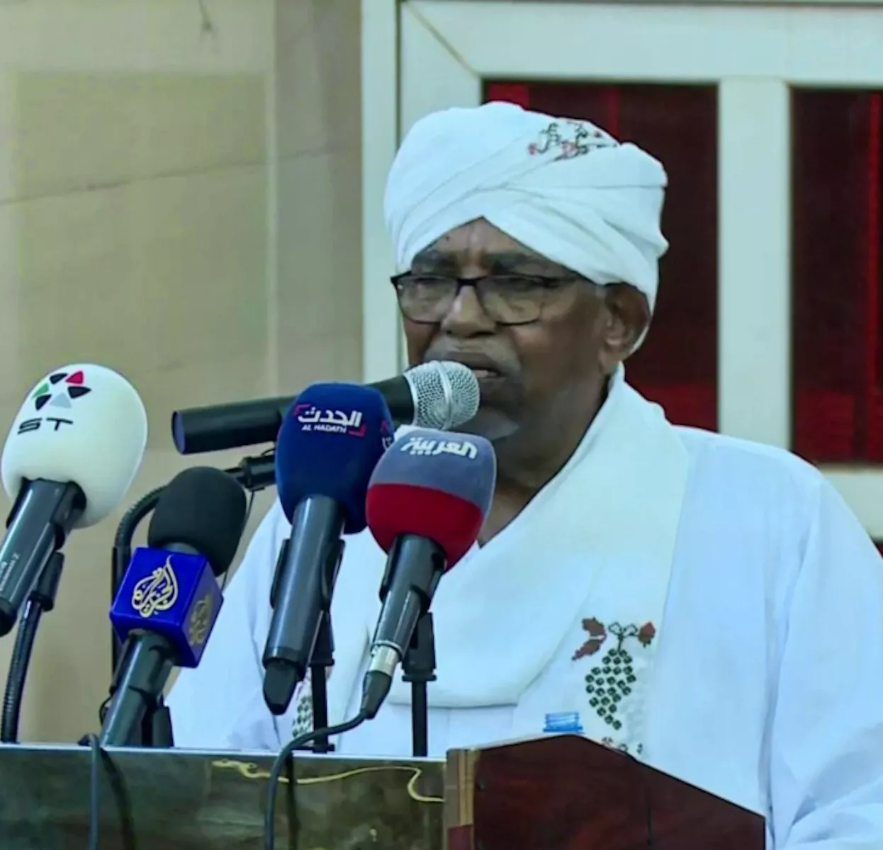 الرئيس السوداني السابق عمر البشير خلال الإدلاء بشهادته أمام المحكمة